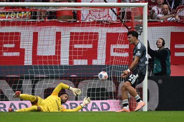 19.10.2025, xjhx, Fussball 1.Bundesliga, SC Freiburg - Eintracht Frankfurt v.l. Noah Atubolu (SC Freiburg) Can Uzun (Eintracht Frankfurt) beim Tor zum 1:2 (DFL DFB REGULATIONS PROHIBIT ANY USE OF PHOTOGRAPHS as IMAGE SEQUENCES and or QUASI-VIDEO) Freiburg