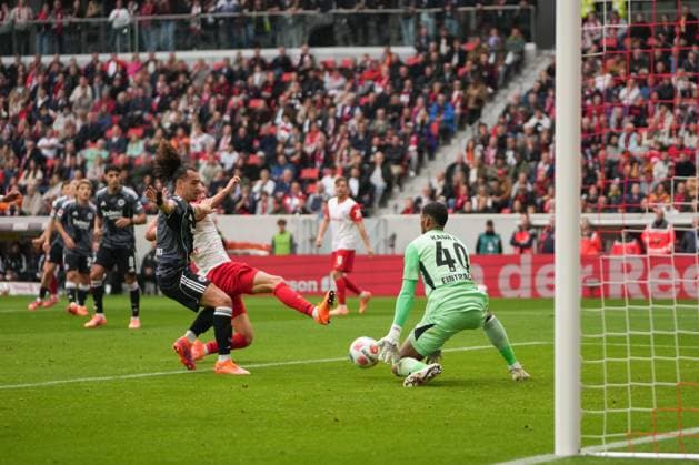 1. Bundesliga: SC Freiburg vs Eintracht Frankfurt, 19.10.2025 Kauã Santos (Eintracht Frankfurt, 40) with a safe 1. Bundesliga: SC Freiburg vs Eintracht Frankfurt, Europa-Park-Stadion, 19.10.2025 DFB DFL REGULATIONS PROHIBIT ANY USE OF PHOTOGRAPHS AS IMAGE SEQUENCES AND OR QUASI-VIDEO. Copyright: xBEAUTIFULxSPORTS Boscox