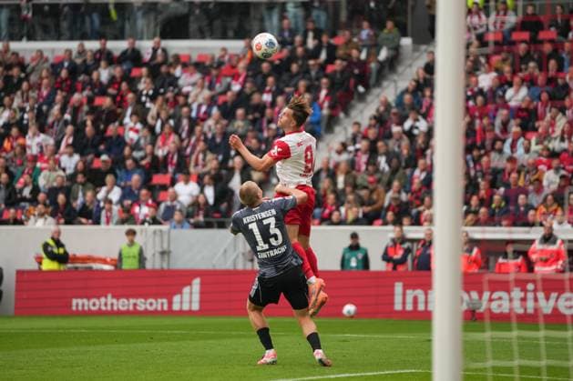 1. Bundesliga: SC Freiburg vs Eintracht Frankfurt, 19.10.2025 Lucas Höler (SC Freiburg, 9) jumping for the ball 1. Bundesliga: SC Freiburg vs Eintracht Frankfurt, Europa-Park-Stadion, 19.10.2025 DFB DFL REGULATIONS PROHIBIT ANY USE OF PHOTOGRAPHS AS IMAGE SEQUENCES AND OR QUASI-VIDEO. Copyright: xBEAUTIFULxSPORTS Boscox