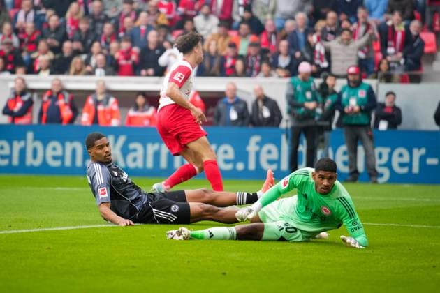 Deutschland, Fußball, 1 Bundesliga, Saison 2025 2026, 7. Spieltag SC Freiburg vs. Eintracht Frankfurt Europa-Park-Stadion (Freiburg): Derry Scherhant (SC Freiburg 7) Tor, Torjubel, Emotionen, Torschuss, Freude, Jubel, Freiburg Europa Park Stadion Baden-Württemberg Deutschland Copyright: xFINLEYxMÖRCHx
