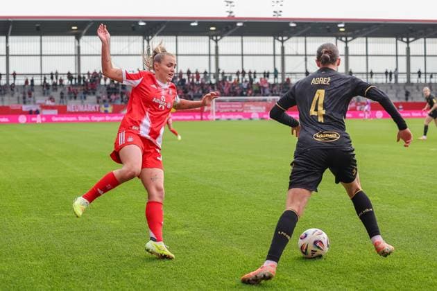 Sara Agrez (1. FC Koeln, 04) mit Georgia Stanway (FC Bayern Muenchen, 31), GER, FC Bayern Muenchen vs. 1. FC Koeln, Fussball, Google Pixel Frauen-Bundesliga, 7. Spieltag, Saison 2025 2026, 19.10.2025, DFL DFB REGULATIONS PROHIBIT ANY USE OF PHOTOGRAPHS as IMAGE SEQUENCES and or QUASI-VIDEO, GER, FC Bayern Muenchen vs. 1. FC Koeln, Fussball, Google Pixel Frauen-Bundesliga, 7. Spieltag, Saison 2025 2026, 19.10.2025 Muenchen Copyright: xEibner-Pressefoto JennixMaulx EP_JML