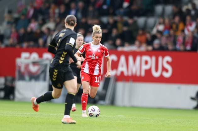 Linda Dallmann (FC Bayern Muenchen, 10) mit Sara Agrez (1. FC Koeln, 04), GER, FC Bayern Muenchen vs. 1. FC Koeln, Fussball, Google Pixel Frauen-Bundesliga, 7. Spieltag, Saison 2025 2026, 19.10.2025, DFL DFB REGULATIONS PROHIBIT ANY USE OF PHOTOGRAPHS as IMAGE SEQUENCES and or QUASI-VIDEO, GER, FC Bayern Muenchen vs. 1. FC Koeln, Fussball, Google Pixel Frauen-Bundesliga, 7. Spieltag, Saison 2025 2026, 19.10.2025 Muenchen Copyright: xEibner-Pressefoto JennixMaulx EP_JML
