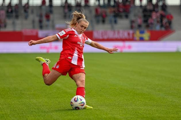 Georgia Stanway (FC Bayern Muenchen, 31) mit Ball, GER, FC Bayern Muenchen vs. 1. FC Koeln, Fussball, Google Pixel Frauen-Bundesliga, 7. Spieltag, Saison 2025 2026, 19.10.2025, DFL DFB REGULATIONS PROHIBIT ANY USE OF PHOTOGRAPHS as IMAGE SEQUENCES and or QUASI-VIDEO, GER, FC Bayern Muenchen vs. 1. FC Koeln, Fussball, Google Pixel Frauen-Bundesliga, 7. Spieltag, Saison 2025 2026, 19.10.2025 Muenchen Copyright: xEibner-Pressefoto JennixMaulx EP_JML