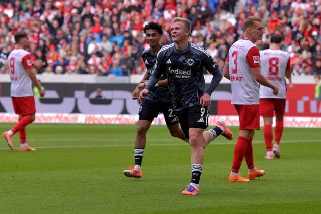 19.10.2025, xblx, Fussball 1.Bundesliga, SC Freiburg - Eintracht Frankfurt v.l. Torjubel nach dem Tor zum celebrating the goal celebrate 1:2 durch Jonathan Jonny Burkardt (Eintracht Frankfurt) (DFL DFB REGULATIONS PROHIBIT ANY USE OF PHOTOGRAPHS as IMAGE SEQUENCES and or QUASI-VIDEO) Freiburg