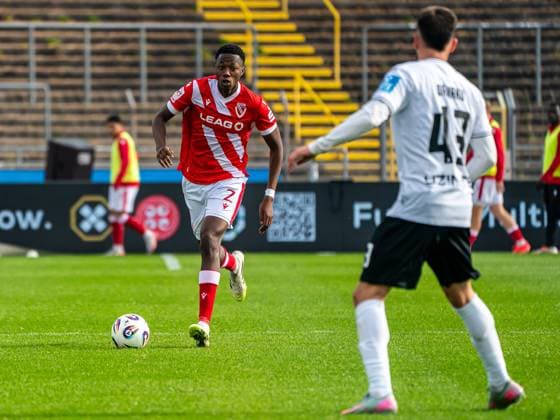 King Manu (FC Energie Cottbus, 02) mit Tempo am Ball, GER, SSV Ulm 1846 vs. FC Energie Cottbus, Fussball, 3. Liga, Spielzeit 2025 2026, 19.10.2025, DFB DFL regulations prohibit any use of photographs as image sequences and or quasi-video. GER, SSV Ulm 1846 vs. FC Energie Cottbus, Fussball, 3. Liga, Spielzeit 2025 2026, 19.10.2025 Ulm Copyright: xMichaelxSchmidt Eibner-Pressefotx EP_MST