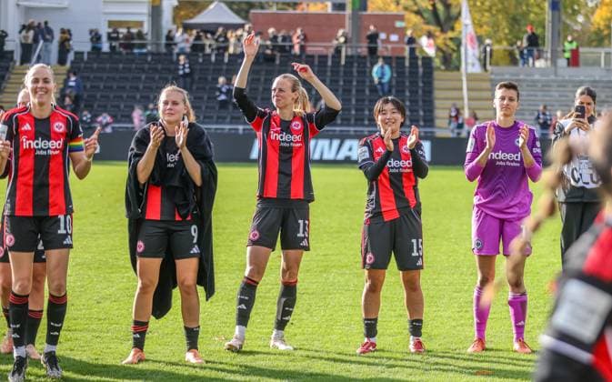 DEU, Frankfurt, Eintracht Frankfurt vs Werder Bremen, Google Pixel Frauen Bundesliga, DFB, Saison 2526, Stadion am Bretanobad, 7. Spieltag im Bild: Eintracht Frankfurt gewinnt mit 2:0 Toren gegen Werder Bremen, Jubel vor den Fans DFB DFL REGULATIONS PROHIBIT ANY USE OF PHOTOGRAPHS AS IMAGE SEQUENCES AND OR QUASI-VIDEO, 19.10.2025 Copyright: HMBxMedia HendrikxHamelau