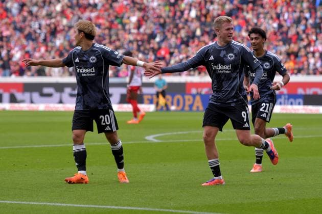 19.10.2025, xblx, Fussball 1.Bundesliga, SC Freiburg - Eintracht Frankfurt v.l. Torjubel nach dem Tor zum celebrating the goal celebrate 1:2 durch Jonathan Jonny Burkardt (Eintracht Frankfurt) (DFL DFB REGULATIONS PROHIBIT ANY USE OF PHOTOGRAPHS as IMAGE SEQUENCES and or QUASI-VIDEO) Freiburg