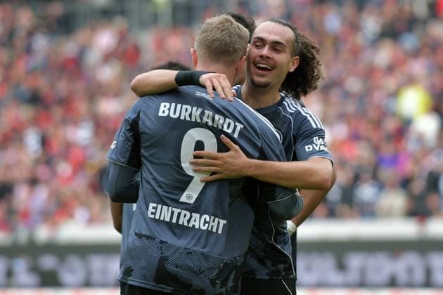 19.10.2025, xblx, Fussball 1.Bundesliga, SC Freiburg - Eintracht Frankfurt v.l. Torjubel nach dem Tor zum celebrating the goal celebrate 1:2 durch Jonathan Jonny Burkardt (Eintracht Frankfurt) (DFL DFB REGULATIONS PROHIBIT ANY USE OF PHOTOGRAPHS as IMAGE SEQUENCES and or QUASI-VIDEO) Freiburg