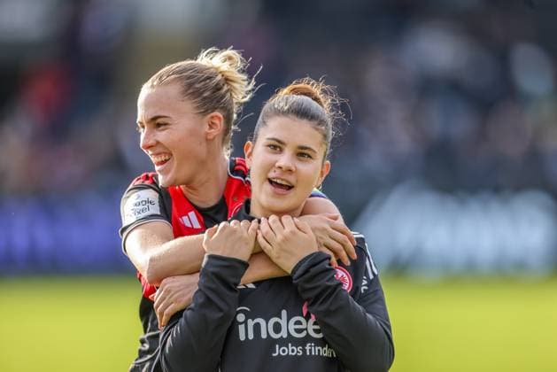 DEU, Frankfurt, Eintracht Frankfurt vs Werder Bremen, Google Pixel Frauen Bundesliga, DFB, Saison 2526, Stadion am Bretanobad, 7. Spieltag im Bild: Eintracht Frankfurt gewinnt mit 2:0 Toren gegen Werder Bremen, Jubel vor den Fans, Laura Freigang (Eintracht Frankfurt 10), Noemi Ivelj (Eintracht Frankfurt 4) DFB DFL REGULATIONS PROHIBIT ANY USE OF PHOTOGRAPHS AS IMAGE SEQUENCES AND OR QUASI-VIDEO, 19.10.2025 *** DEU, Frankfurt, Eintracht Frankfurt vs Werder Bremen, Google Pixel Frauen Bundesliga, DFB, Saison 2526, Stadion am Bretanobad, 7 Spieltag im Bild Eintracht Frankfurt gewinnt mit 2 0 Tor gegen Werder Bremen, Jubel vor den Fans, Laura Freigang Eintracht Frankfurt 10 , Noemi Ivelj Eintracht Frankfurt 4 DFB DFL REGULATIONS PROHIBIT ANY USE OF PHOTOGRAPHS AS IMAGE SEQUENCES AND OR QUASI VIDEO, 19 10 2025 Copyright: HMBxMedia HendrikxHamelau