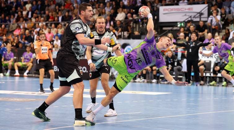 BAU 19.10.2025 Stuttgart Handball TVB Stuttgart vs. Füchse Berlin, v.l. Mijajlo Marsenic, Max Darj (Berlin), Simone Mengon (Stuttgart)