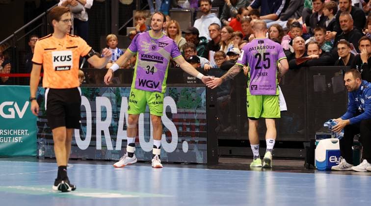 BAU 19.10.2025 Stuttgart Handball TVB Stuttgart vs. Füchse Berlin, Patrick Zieker (Stuttgart, rechts) muss nach einem Foulspiel und einer roten Karte das Spielfeld verlassen, Kai Häfner (TVB, links)
