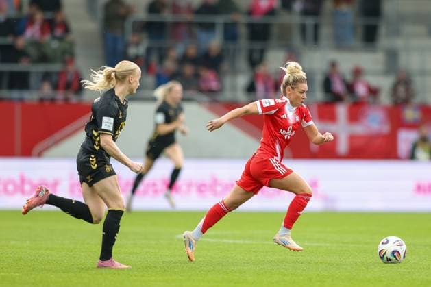Linda Dallmann (FC Bayern Muenchen, 10) mit Anna Gerhardt (1. FC Koeln, 21), GER, FC Bayern Muenchen vs. 1. FC Koeln, Fussball, Google Pixel Frauen-Bundesliga, 7. Spieltag, Saison 2025 2026, 19.10.2025, DFL DFB REGULATIONS PROHIBIT ANY USE OF PHOTOGRAPHS as IMAGE SEQUENCES and or QUASI-VIDEO, GER, FC Bayern Muenchen vs. 1. FC Koeln, Fussball, Google Pixel Frauen-Bundesliga, 7. Spieltag, Saison 2025 2026, 19.10.2025 Muenchen Copyright: xEibner-Pressefoto JennixMaulx EP_JML