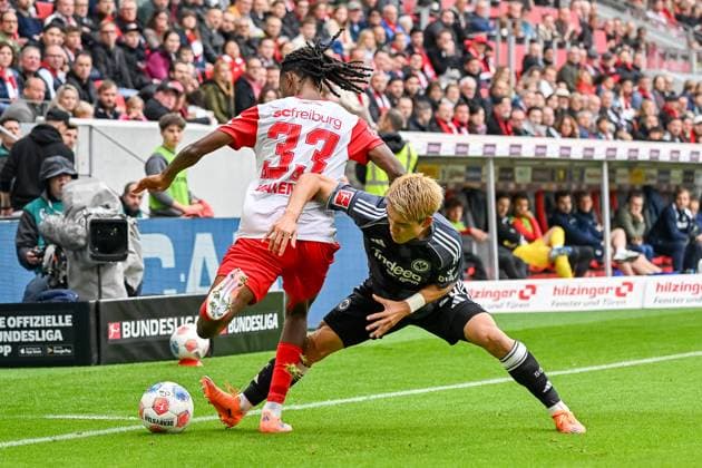 Jordy Makengo (SC Freiburg, 33), Junior Adamu (SC Freiburg, 20) im Duell um den Ball. GER, SC Freiburg - Eintracht Frankfurt, Fussball, Bundesliga, 7. Spieltag, Saison 2025 2026, 19.10.2025 DFL DFB REGULATIONS PROHIBIT ANY USE OF PHOTOGRAPHS AS IMAGE SEQUENCES AND OR QUASI-VIDEO GER, SC Freiburg - Eintracht Frankfurt, Fussball, Bundesliga, 7. Spieltag, Saison 2025 2026, 19.10.2025 Freiburg Copyright: xEibner-Pressefoto ThomasxHessx EP_THS