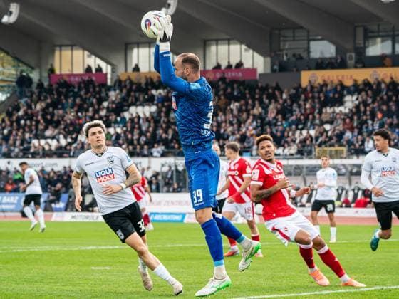 Christian Ortag (SSV Ulm 1846, 39) faengt den Ball sicher, GER, SSV Ulm 1846 vs. FC Energie Cottbus, Fussball, 3. Liga, Spielzeit 2025 2026, 19.10.2025, DFB DFL regulations prohibit any use of photographs as image sequences and or quasi-video. GER, SSV Ulm 1846 vs. FC Energie Cottbus, Fussball, 3. Liga, Spielzeit 2025 2026, 19.10.2025 Ulm Copyright: xMichaelxSchmidt Eibner-Pressefotx EP_MST