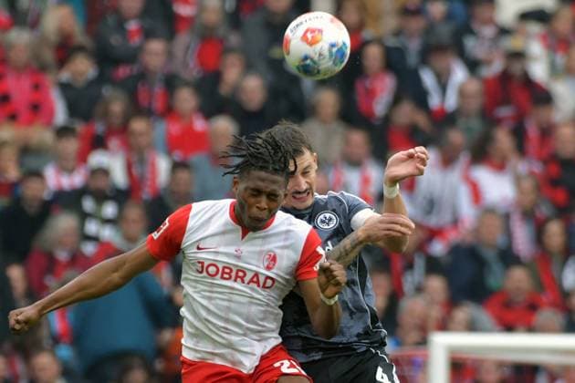 19.10.2025, xblx, Fussball 1.Bundesliga, SC Freiburg - Eintracht Frankfurt v.l. Junior Adamu (SC Freiburg) zautz Robin Koch (Eintracht Frankfurt) Zweikampf, Aktion, action, battle for the ball (DFL DFB REGULATIONS PROHIBIT ANY USE OF PHOTOGRAPHS as IMAGE SEQUENCES and or QUASI-VIDEO) Freiburg