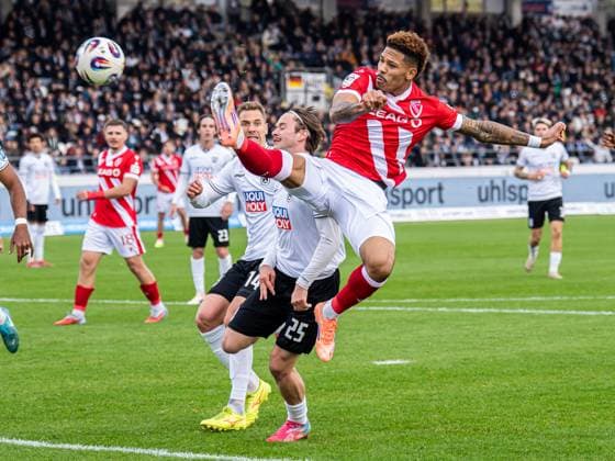 Justin Butler (FC Energie Cottbus, 31) artistisch, GER, SSV Ulm 1846 vs. FC Energie Cottbus, Fussball, 3. Liga, Spielzeit 2025 2026, 19.10.2025, DFB DFL regulations prohibit any use of photographs as image sequences and or quasi-video. GER, SSV Ulm 1846 vs. FC Energie Cottbus, Fussball, 3. Liga, Spielzeit 2025 2026, 19.10.2025 Ulm Copyright: xMichaelxSchmidt Eibner-Pressefotx EP_MST