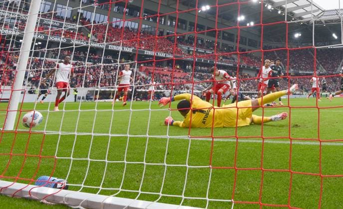 19.10.2025, xblx, Fussball 1.Bundesliga, SC Freiburg - Eintracht Frankfurt v.l. Jonathan Burkhardt (Eintracht Frankfurt), Goal scored, Tor zum 1:2, (DFL DFB REGULATIONS PROHIBIT ANY USE OF PHOTOGRAPHS as IMAGE SEQUENCES and or QUASI-VIDEO) Freiburg