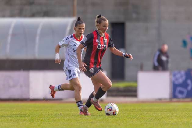 Ingolstadt, Deutschland 19. Oktober 2025: 2. BL - Frauen - 2025 2026 - FC Ingolstadt 04 vs. Eintracht Frankfurt II Im Bild: v. li. im Zweikampf Valentina Limani (Frankfurt II) und Jenny Bayer (FCI) Audi Sportpark Bayern Copyright: xFotostandx xSchäferx