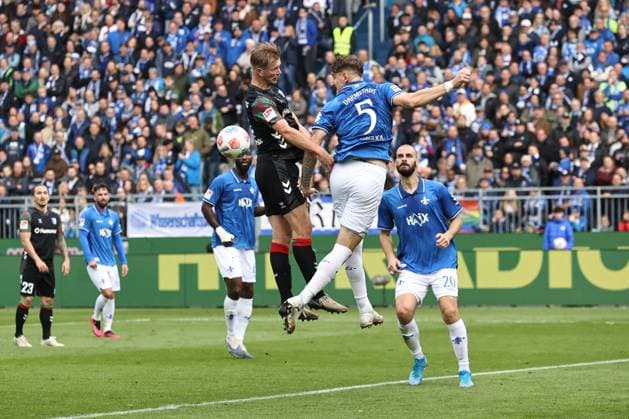 Alexander Ahl Holmström (1. FC Magdeburg,11) gegen Matej Maglica (SV Darmstadt 98,5) - 2. Fußball Bundesliga Saison 2025-2026 SV Darmstadt 98 vs 1. FC Magdeburg im Merck Stadion am Böllenfalltor in Darmstadt - Aktion,Fußball,Mann,Männer,Deutschland,19.10.2025