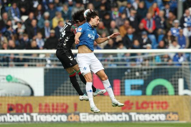 Fraser Hornby (SV Darmstadt 98,9) gegen Jean Hugonet (1. FC Magdeburg,24) - 2. Fußball Bundesliga Saison 2025-2026 SV Darmstadt 98 vs 1. FC Magdeburg im Merck Stadion am Böllenfalltor in Darmstadt - Aktion,Fußball,Mann,Männer,Deutschland,19.10.2025