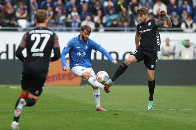Killian Corredor (SV Darmstadt 98,34) gegen Marcus Mathisen (1. FC Magdeburg,16) - 2. Fußball Bundesliga Saison 2025-2026 SV Darmstadt 98 vs 1. FC Magdeburg im Merck Stadion am Böllenfalltor in Darmstadt - Aktion,Fußball,Mann,Männer,Deutschland,19.10.2025