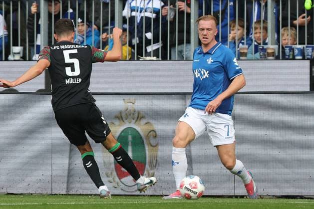 Isac Lidberg (SV Darmstadt 98,7) gegen Tobias Müller (1. FC Magdeburg,5) - 2. Fußball Bundesliga Saison 2025-2026 SV Darmstadt 98 vs 1. FC Magdeburg im Merck Stadion am Böllenfalltor in Darmstadt - Aktion,Fußball,Mann,Männer,Deutschland,19.10.2025
