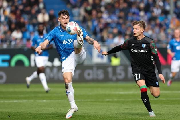 Matej Maglica (SV Darmstadt 98,5) gegen Philipp Hercher (1. FC Magdeburg,27) - 2. Fußball Bundesliga Saison 2025-2026 SV Darmstadt 98 vs 1. FC Magdeburg im Merck Stadion am Böllenfalltor in Darmstadt - Aktion,Fußball,Mann,Männer,Deutschland,19.10.2025