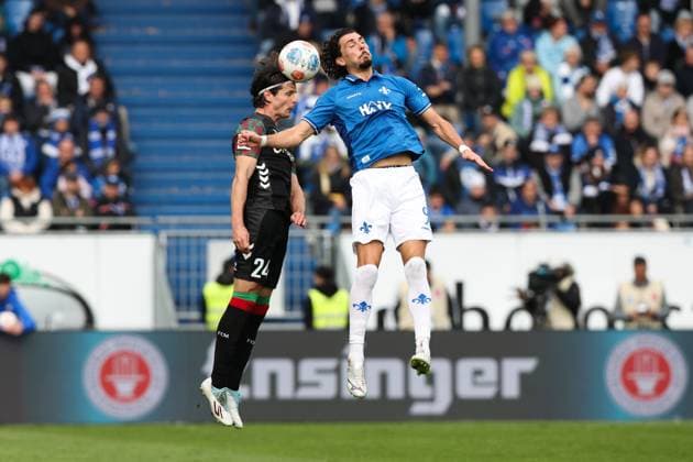 Fraser Hornby (SV Darmstadt 98,9) gegen Jean Hugonet (1. FC Magdeburg,24) - 2. Fußball Bundesliga Saison 2025-2026 SV Darmstadt 98 vs 1. FC Magdeburg im Merck Stadion am Böllenfalltor in Darmstadt - Aktion,Fußball,Mann,Männer,Deutschland,19.10.2025