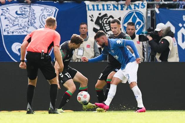 Marco Richter (SV Darmstadt 98,23) gegen Alexander Nollenberger (1. FC Magdeburg,17) und Falko Michel (1. FC Magdeburg,21) - 2. Fußball Bundesliga Saison 2025-2026 SV Darmstadt 98 vs 1. FC Magdeburg im Merck Stadion am Böllenfalltor in Darmstadt - Aktion,Fußball,Mann,Männer,Deutschland,19.10.2025