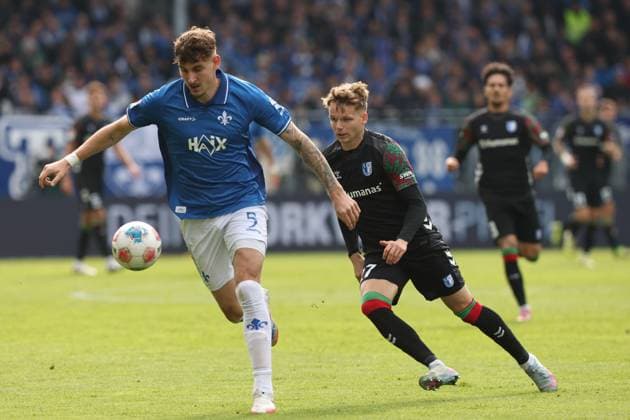 Matej Maglica (SV Darmstadt 98,5) gegen Philipp Hercher (1. FC Magdeburg,27) - 2. Fußball Bundesliga Saison 2025-2026 SV Darmstadt 98 vs 1. FC Magdeburg im Merck Stadion am Böllenfalltor in Darmstadt - Aktion,Fußball,Mann,Männer,Deutschland,19.10.2025