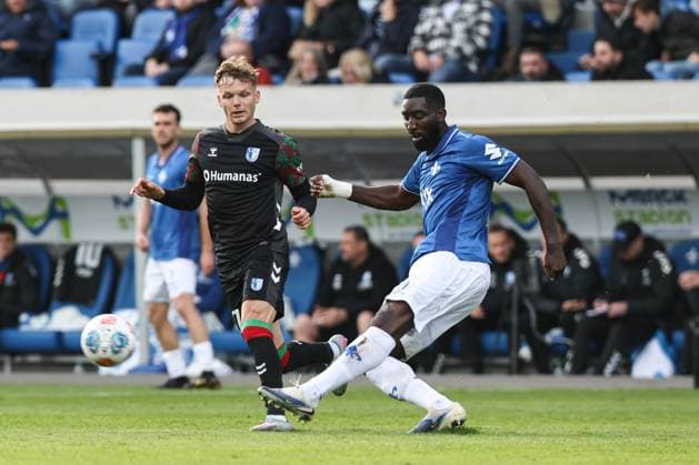 Patric Pfeiffer (SV Darmstadt 98,6) gegen Philipp Hercher (1. FC Magdeburg,27) - 2. Fußball Bundesliga Saison 2025-2026 SV Darmstadt 98 vs 1. FC Magdeburg im Merck Stadion am Böllenfalltor in Darmstadt - Aktion,Fußball,Mann,Männer,Deutschland,19.10.2025