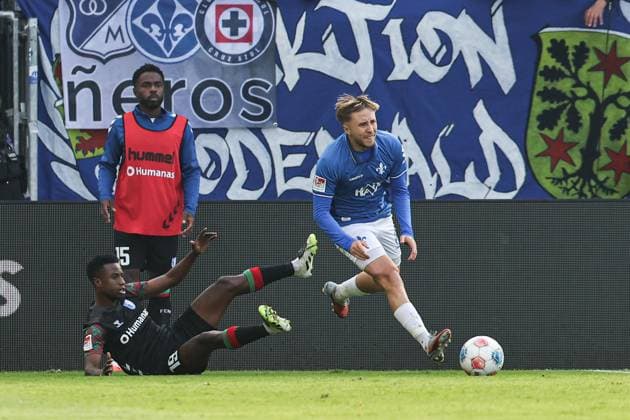 Lucas Marseiler (SV Darmstadt 98,8) gegen Lubambo Musonda (1. FC Magdeburg,19) - 2. Fußball Bundesliga Saison 2025-2026 SV Darmstadt 98 vs 1. FC Magdeburg im Merck Stadion am Böllenfalltor in Darmstadt - Aktion,Fußball,Mann,Männer,Deutschland,19.10.2025