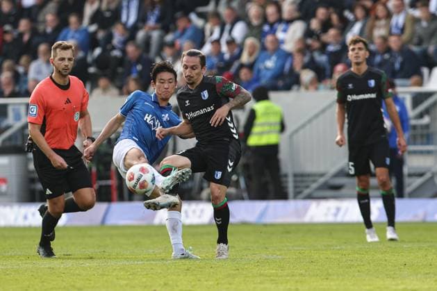 Hiroki Akiyama (SV Darmstadt 98,16) gegen Baris Atik (1. FC Magdeburg,23) - 2. Fußball Bundesliga Saison 2025-2026 SV Darmstadt 98 vs 1. FC Magdeburg im Merck Stadion am Böllenfalltor in Darmstadt - Aktion,Fußball,Mann,Männer,Deutschland,19.10.2025