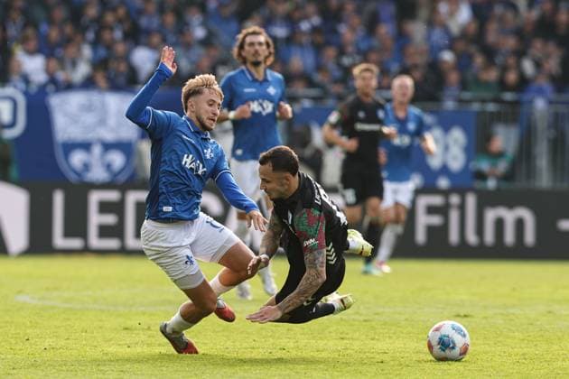 Lucas Marseiler (SV Darmstadt 98,8) gegen Falko Michel (1. FC Magdeburg,21) - 2. Fußball Bundesliga Saison 2025-2026 SV Darmstadt 98 vs 1. FC Magdeburg im Merck Stadion am Böllenfalltor in Darmstadt - Aktion,Fußball,Mann,Männer,Deutschland,19.10.2025