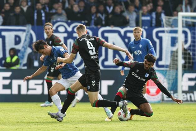 Hiroki Akiyama (SV Darmstadt 98,16) gegen Maximilian Breunig (1. FC Magdeburg,9) und Rayan Ghrieb (1. FC Magdeburg,29) - 2. Fußball Bundesliga Saison 2025-2026 SV Darmstadt 98 vs 1. FC Magdeburg im Merck Stadion am Böllenfalltor in Darmstadt - Aktion,Fußball,Mann,Männer,Deutschland,19.10.2025