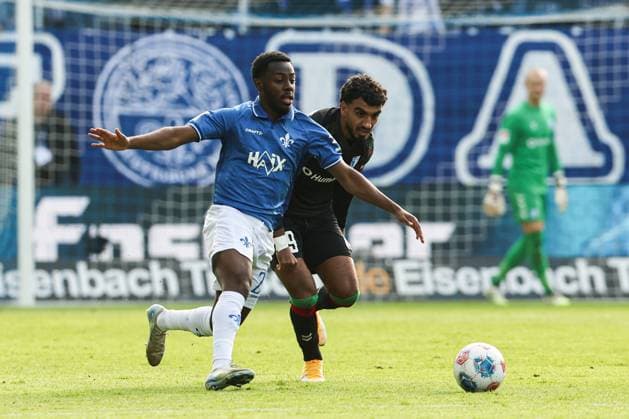 Merveille Papela (SV Darmstadt 98,21) gegen Rayan Ghrieb (1. FC Magdeburg,29) - 2. Fußball Bundesliga Saison 2025-2026 SV Darmstadt 98 vs 1. FC Magdeburg im Merck Stadion am Böllenfalltor in Darmstadt - Aktion,Fußball,Mann,Männer,Deutschland,19.10.2025