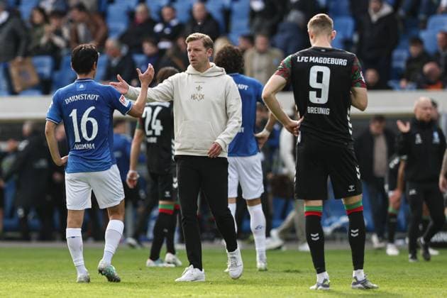 Trainer Florian Kohfeldt (SV Darmstadt 98) und Hiroki Akiyama (SV Darmstadt 98,16) - 2. Fußball Bundesliga Saison 2025-2026 SV Darmstadt 98 vs 1. FC Magdeburg im Merck Stadion am Böllenfalltor in Darmstadt - Fußball,Mann,Männer,Deutschland,19.10.2025