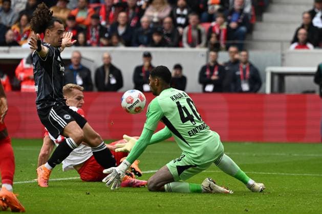 19.10.2025, xjhx, Fussball 1.Bundesliga, SC Freiburg - Eintracht Frankfurt v.l. Maximilian Eggestein (SC Freiburg) Arthur Theate (Eintracht Frankfurt) Kaua Santos (Eintracht Frankfurt) Zweikampf, Aktion, action, battle for the ball (DFL DFB REGULATIONS PROHIBIT ANY USE OF PHOTOGRAPHS as IMAGE SEQUENCES and or QUASI-VIDEO) Freiburg