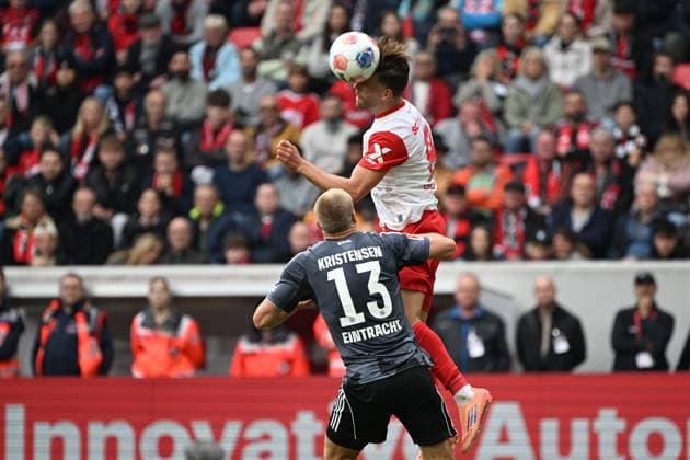 19.10.2025, xjhx, Fussball 1.Bundesliga, SC Freiburg - Eintracht Frankfurt v.l. Rasmus Kristensen (Eintracht Frankfurt) Lucas Hoeler (SC Freiburg) Zweikampf, Aktion, action, battle for the ball (DFL DFB REGULATIONS PROHIBIT ANY USE OF PHOTOGRAPHS as IMAGE SEQUENCES and or QUASI-VIDEO) Freiburg