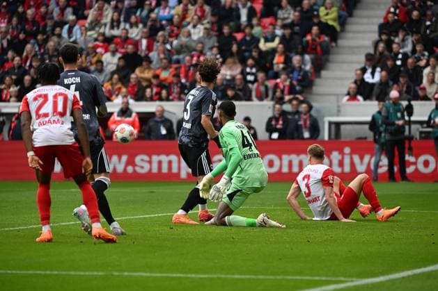 19.10.2025, xjhx, Fussball 1.Bundesliga, SC Freiburg - Eintracht Frankfurt v.l. Arthur Theate (Eintracht Frankfurt) Kaua Santos (Eintracht Frankfurt) Philipp Lienhart zautz (SC Freiburg) (DFL DFB REGULATIONS PROHIBIT ANY USE OF PHOTOGRAPHS as IMAGE SEQUENCES and or QUASI-VIDEO) Freiburg