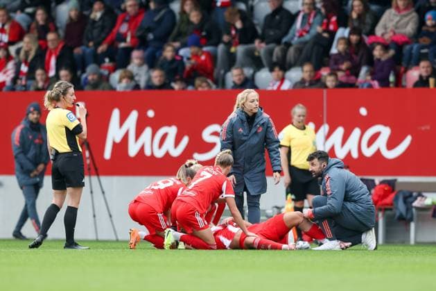 Lena Oberdorf (FC Bayern Muenchen, 08) wird nach ihrer Verletzung auf dem Feld behandelt, GER, FC Bayern Muenchen vs. 1. FC Koeln, Fussball, Google Pixel Frauen-Bundesliga, 7. Spieltag, Saison 2025 2026, 19.10.2025, DFL DFB REGULATIONS PROHIBIT ANY USE OF PHOTOGRAPHS as IMAGE SEQUENCES and or QUASI-VIDEO, GER, FC Bayern Muenchen vs. 1. FC Koeln, Fussball, Google Pixel Frauen-Bundesliga, 7. Spieltag, Saison 2025 2026, 19.10.2025 Muenchen Copyright: xEibner-Pressefoto JennixMaulx EP_JML