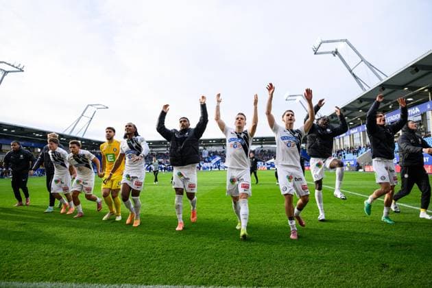 SOCCER - BL, Linz vs Sturm LINZ,AUSTRIA,19.OCT.25 - SOCCER - ADMIRAL Bundesliga, FC Blau Weiss Linz vs SK Sturm Graz. Image shows the rejoicing of Sturm.  GEPAxpictures xChristianxMoser