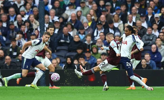 Emiliano Buendia of Aston Villa scores their sides second goal Tottenham Hotspur v Aston Villa, Premier League, Football, Tottenham Hotspur Stadium, London, UK - 19 Oct 2025London Tottenham Hotspur Stadium United Kingdom EDITORIAL USE ONLY No use with unauthorised audio, video, data, fixture lists, club league logos or live services. Online in-match use limited to 120 images, no video emulation. No use in betting, games or single club league player publications. Copyright: xMichaelxZemanek Shutterstockx 15545865z