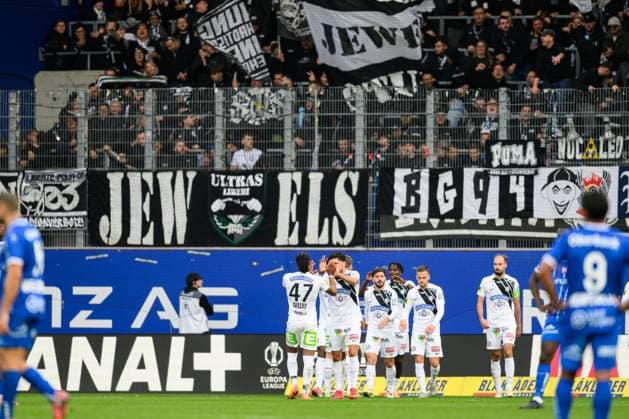 SOCCER - BL, Linz vs Sturm LINZ,AUSTRIA,19.OCT.25 - SOCCER - ADMIRAL Bundesliga, FC Blau Weiss Linz vs SK Sturm Graz. Image shows the rejoicing of Sturm.  GEPAxpictures xDanielaxMoser