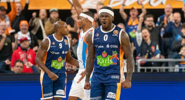 19.10.2025, Basketball, Herren, BBL-Pokal, BBL, Achtelfinale, Rostock Seawolves - Science City Jena TJ Crockett jr. (Rostock Seawolves, re.) jubelt. Rostock Stadthalle Mecklenburg-Vorpommern Deutschland