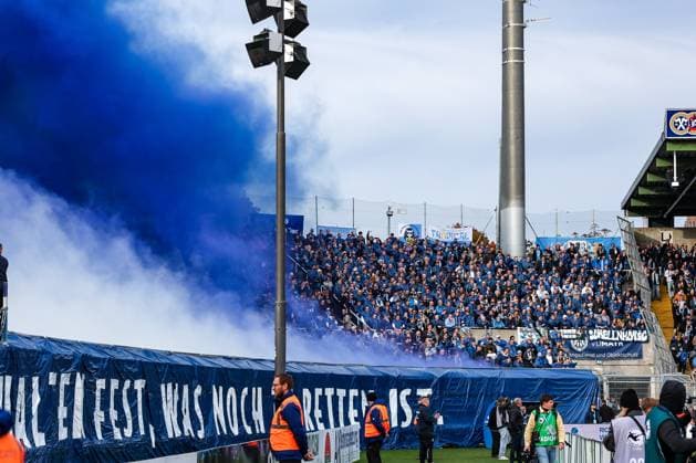 Choreo zeigten und Rauch zuendeten die Loewen-Fans zu Beginn der Partie, TSV 1860 Muenchen vs. MSV Duisburg, DFL, Dritte Liga, Saison 2025 2026, Stadion an der Gruenwalder Strasse, Hinrunde, 11. Spieltag, 19.10.2025 DFB regulations prohibit any use of photographs as image sequences and or quasi-video Muenchen Bayern Deutschland