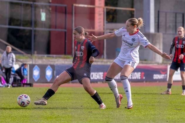 Ingolstadt, Deutschland 19. Oktober 2025: 2. BL - Frauen - 2025 2026 - FC Ingolstadt 04 vs. Eintracht Frankfurt II Im Bild: v. li. im Zweikampf Katharina Reikersdorfer (FCI) und Kerstin Bogenschütz Bogenschuetz (Frankfurt II) Audi Sportpark Bayern Copyright: xFotostandx xSchäferx