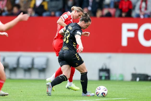 Marina Hegering (1. FC Koeln, 33) mit Klara Buehl (FC Bayern Muenchen, 17), GER, FC Bayern Muenchen vs. 1. FC Koeln, Fussball, Google Pixel Frauen-Bundesliga, 7. Spieltag, Saison 2025 2026, 19.10.2025, DFL DFB REGULATIONS PROHIBIT ANY USE OF PHOTOGRAPHS as IMAGE SEQUENCES and or QUASI-VIDEO, GER, FC Bayern Muenchen vs. 1. FC Koeln, Fussball, Google Pixel Frauen-Bundesliga, 7. Spieltag, Saison 2025 2026, 19.10.2025 Muenchen Copyright: xEibner-Pressefoto JennixMaulx EP_JML