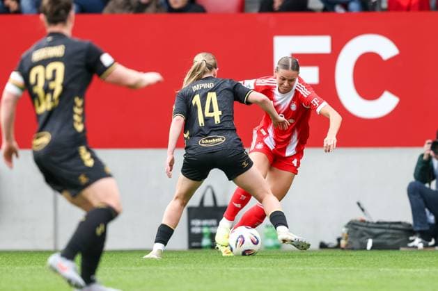 Klara Buehl (FC Bayern Muenchen, 17) mit Carlotta Imping (1. FC Koeln, 14), GER, FC Bayern Muenchen vs. 1. FC Koeln, Fussball, Google Pixel Frauen-Bundesliga, 7. Spieltag, Saison 2025 2026, 19.10.2025, DFL DFB REGULATIONS PROHIBIT ANY USE OF PHOTOGRAPHS as IMAGE SEQUENCES and or QUASI-VIDEO, GER, FC Bayern Muenchen vs. 1. FC Koeln, Fussball, Google Pixel Frauen-Bundesliga, 7. Spieltag, Saison 2025 2026, 19.10.2025 Muenchen Copyright: xEibner-Pressefoto JennixMaulx EP_JML