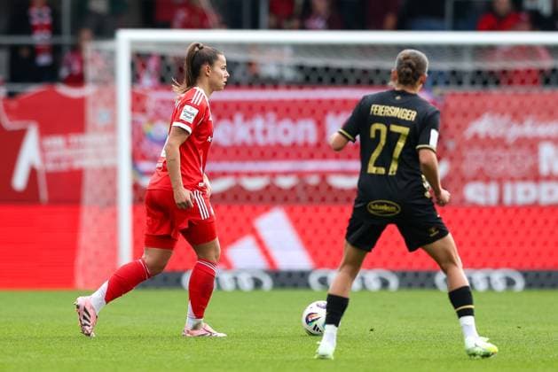 Lena Oberdorf (FC Bayern Muenchen, 08) mit Laura Feiersinger (1. FC Koeln, 27), GER, FC Bayern Muenchen vs. 1. FC Koeln, Fussball, Google Pixel Frauen-Bundesliga, 7. Spieltag, Saison 2025 2026, 19.10.2025, DFL DFB REGULATIONS PROHIBIT ANY USE OF PHOTOGRAPHS as IMAGE SEQUENCES and or QUASI-VIDEO, GER, FC Bayern Muenchen vs. 1. FC Koeln, Fussball, Google Pixel Frauen-Bundesliga, 7. Spieltag, Saison 2025 2026, 19.10.2025 Muenchen Copyright: xEibner-Pressefoto JennixMaulx EP_JML